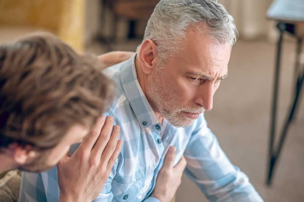 hombre con dolor en el pecho