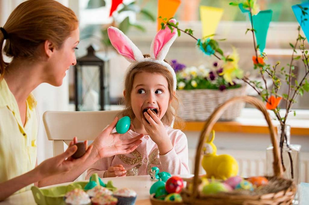 mamá e hija comiendo huevitos de chocolate