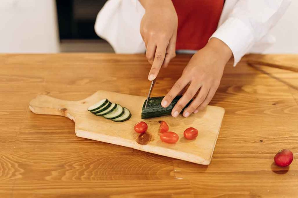 manos cocinando