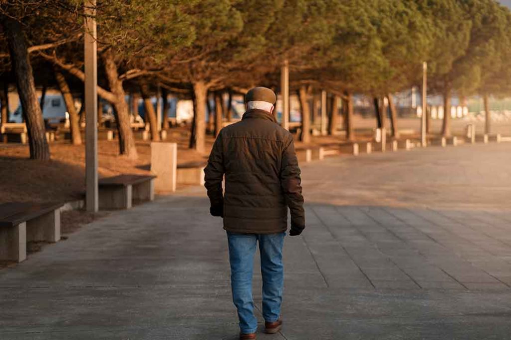 adulto mayor caminando en la tarde