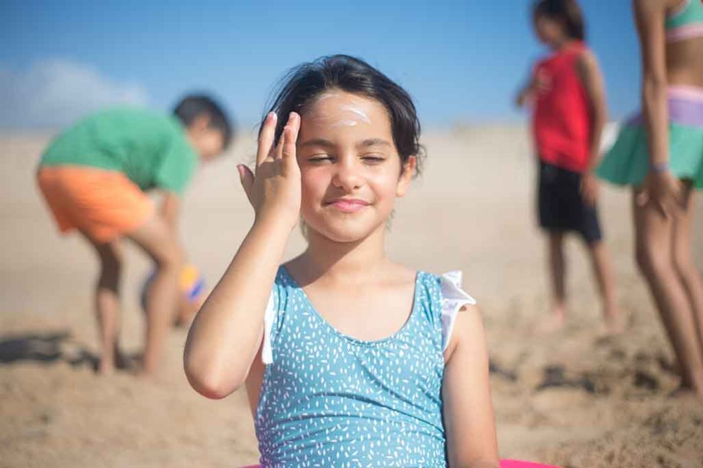 niña en la playa