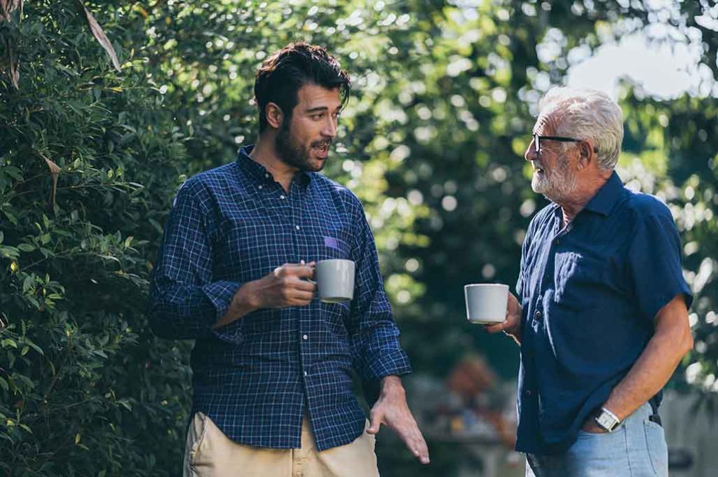 hombres conversando tomando café