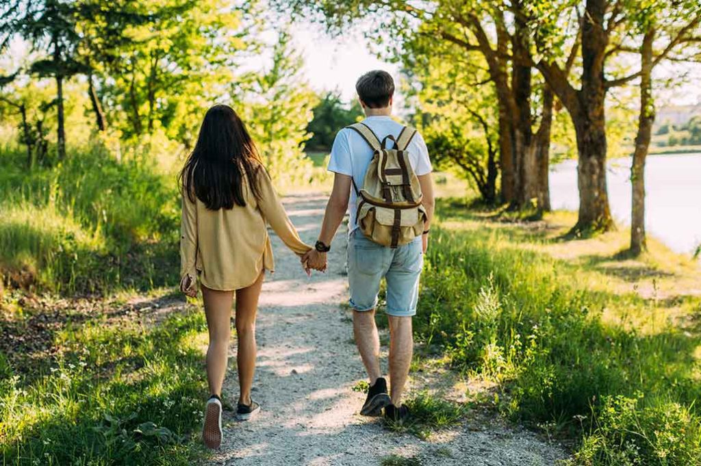 pareja hombre y mujer caminando