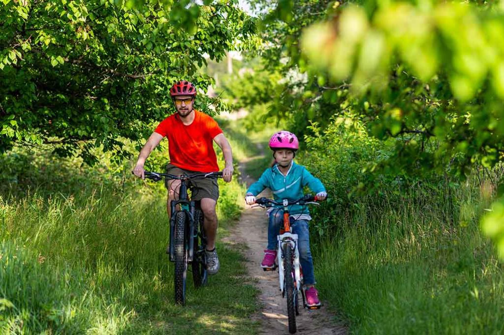 papá e hijo andando en bici