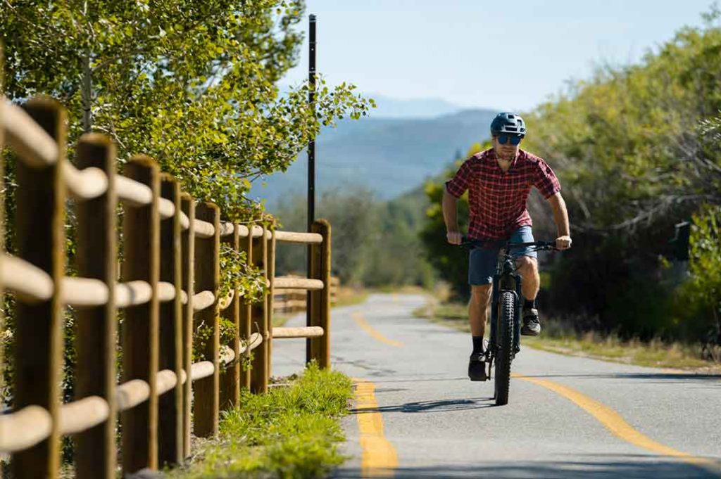 hombre en bicicleta