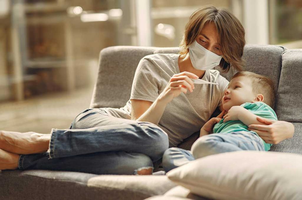 mamá tomando temperatura de hijo