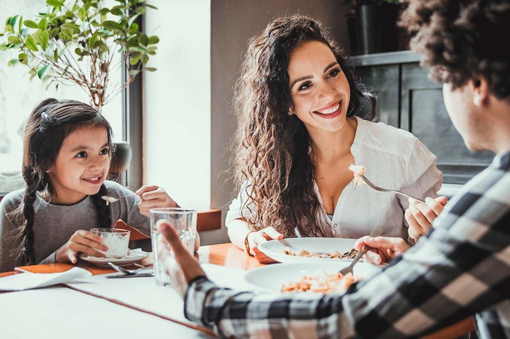 familia en la mesa