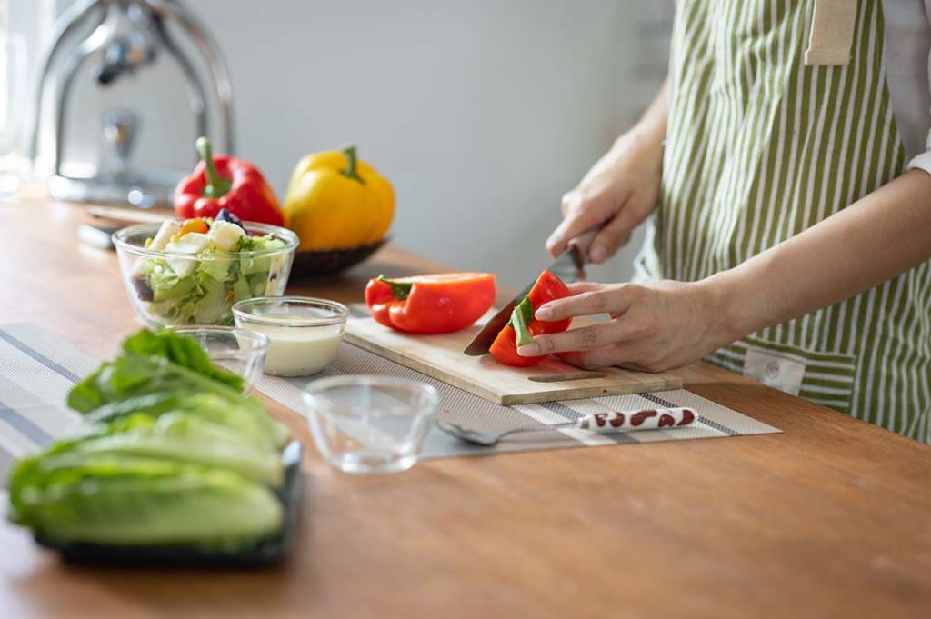 MUJER PREPARANDO COMIDA