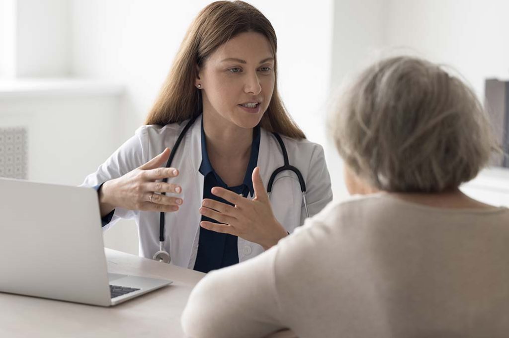 Doctora hablando con paciente