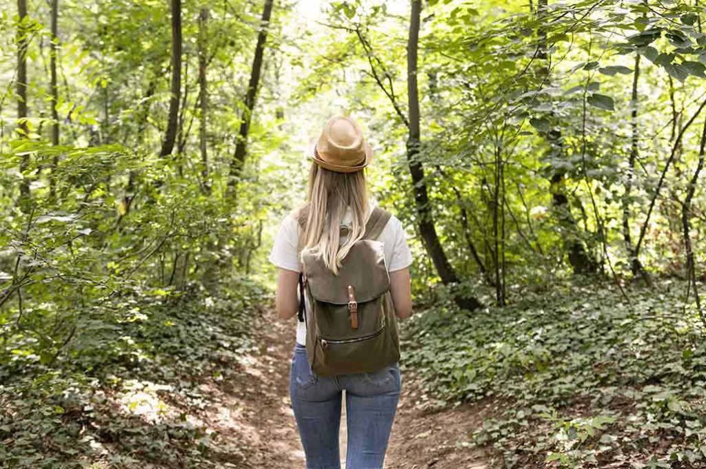 mujer caminando en bosque