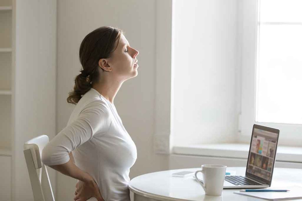 mujer con dolor en la cintura