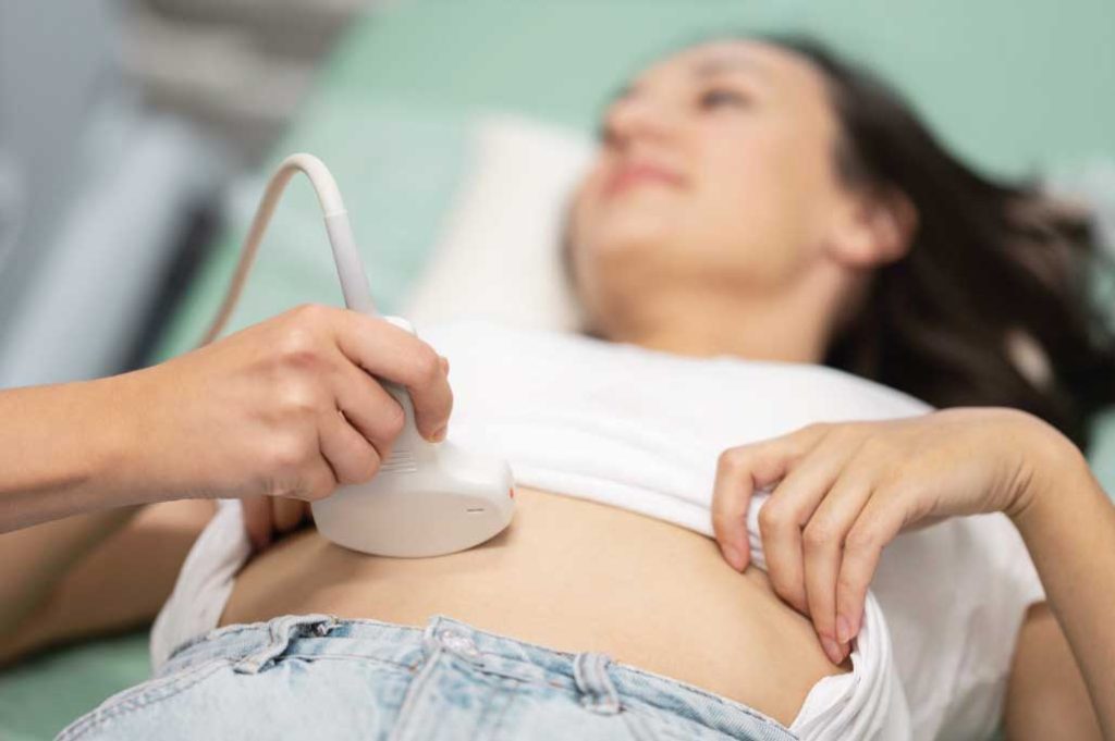 MUJER EN ECOGRAFÍA ABDOMINAL