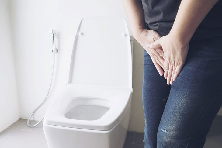 persona en el baño tapándose