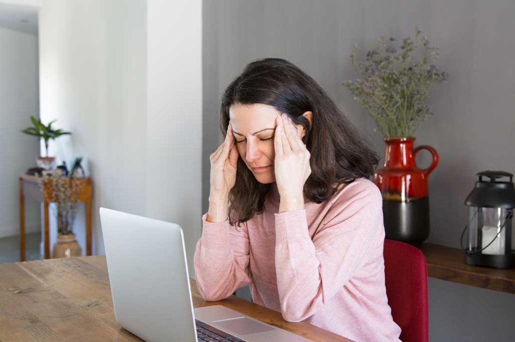 mujer con dolor de cabeza