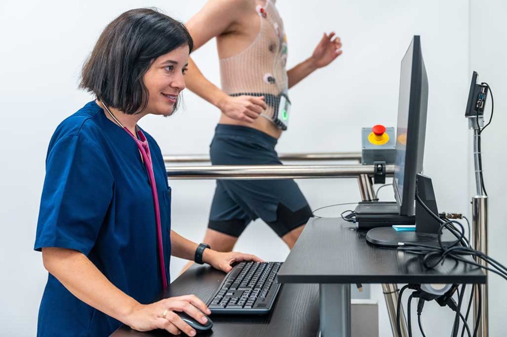 Enfermera y hombre haciendo ejercicio