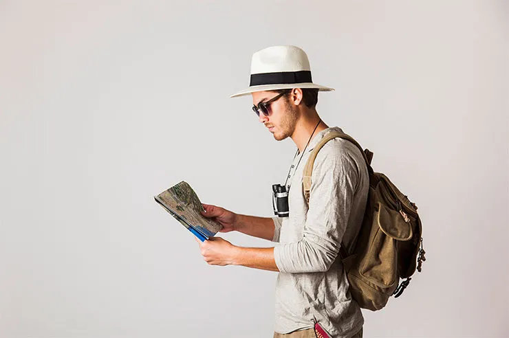 Hombre con mochila, sombrero, mapa