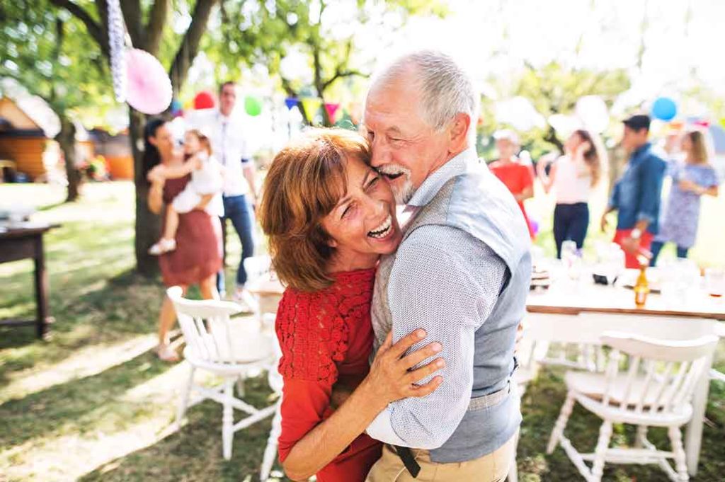 Pareja de adultos mayores felices y bailando