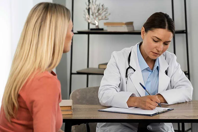 doctora escribiendo y paciente