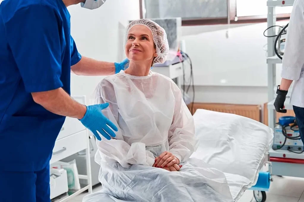 Mujer preparándose para entrara a procedimiento